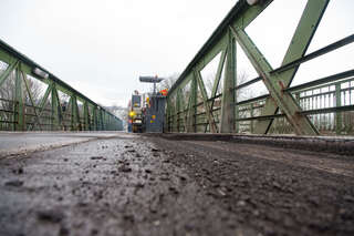 Linzer Eisenbahnbrücke - Fahrbahnbelag wird abgefräst 20160229-1593.jpg