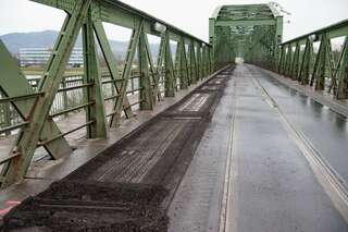 Linzer Eisenbahnbrücke - Fahrbahnbelag wird abgefräst 20160229-1594.jpg