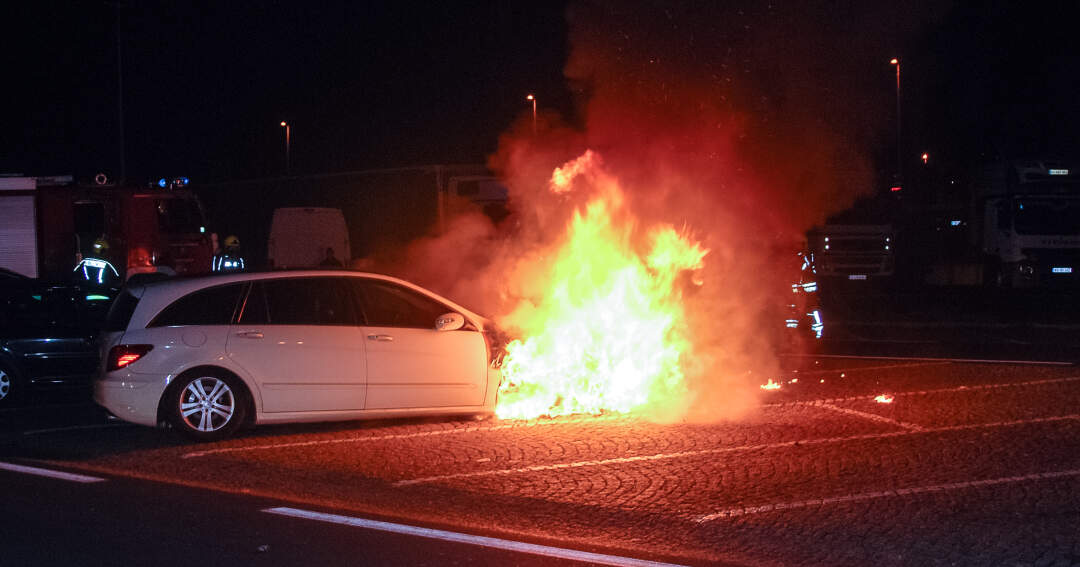 Titelbild: Flammen im Motorraum - Feuer zerstört Mercedes