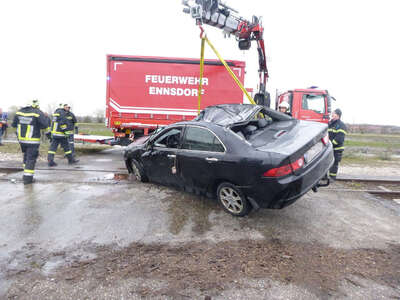 Auto in Ennsdorf aus der Donau geborgen P1010501_01.jpg