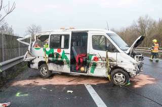 Kleinbus auf A25 verungklückt - Sieben Verletzte 20160328-0379.jpg