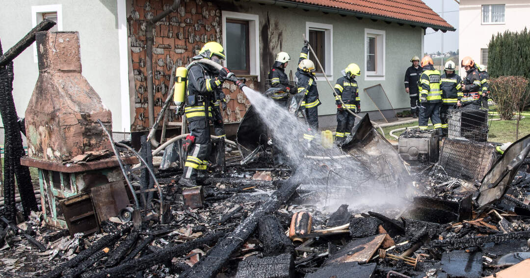 Titelbild: Brand einer Gartenhütte greift auf Wohnhaus über