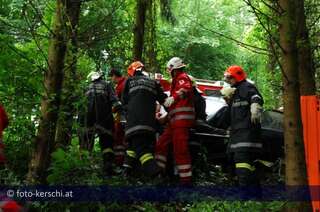 Auto gegen Baum  Frau eingeklemmt kerschi_20090601_unfall_florian_11.jpg