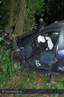 Auto gegen Baum  Frau eingeklemmt kerschi_20090601_unfall_florian_18.jpg