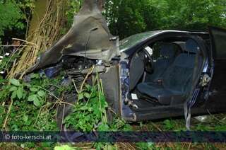 Auto gegen Baum  Frau eingeklemmt kerschi_20090601_unfall_florian_19.jpg