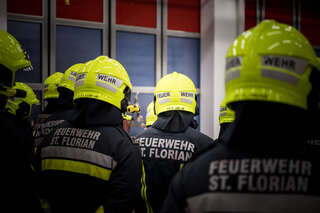 Florianijünger im Ort des Feuerwehrpatrons mit neuen Einsatzhelmen ausgestattet 20160419190511.jpg