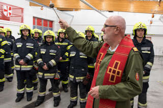 Florianijünger im Ort des Feuerwehrpatrons mit neuen Einsatzhelmen ausgestattet 20160419190819.jpg
