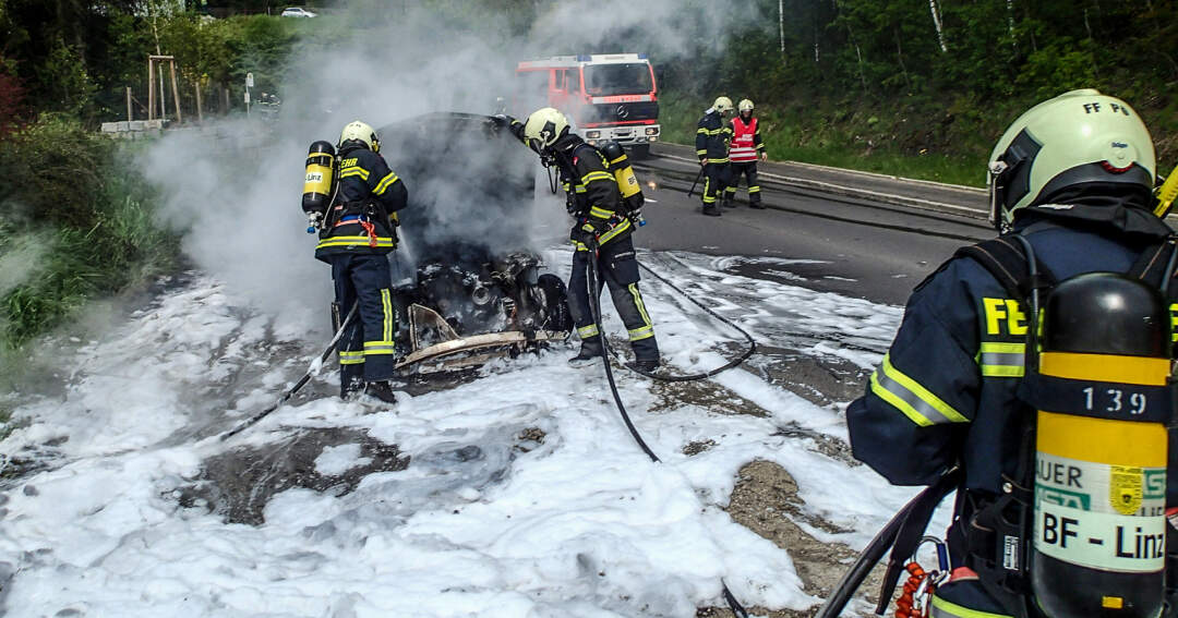 Titelbild: Taxi komplett ausgebrannt