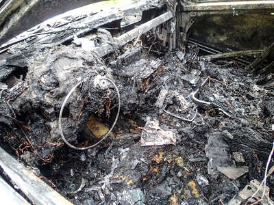 Taxi komplett ausgebrannt P4230019.jpg