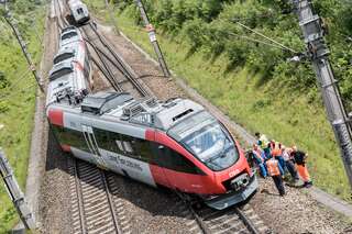 Westbahnstrecke nach Zugsentgleisung unterbrochen 20160525122553.jpg