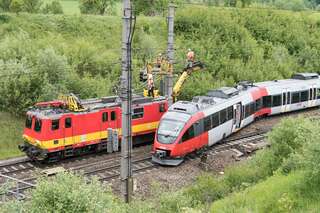 Westbahnstrecke nach Zugsentgleisung unterbrochen 20160525135405.jpg
