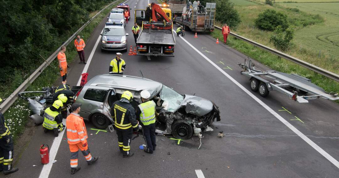 Titelbild: Auffahrunfall auf A25 - Beifahrer starb - 13 km Rückstau