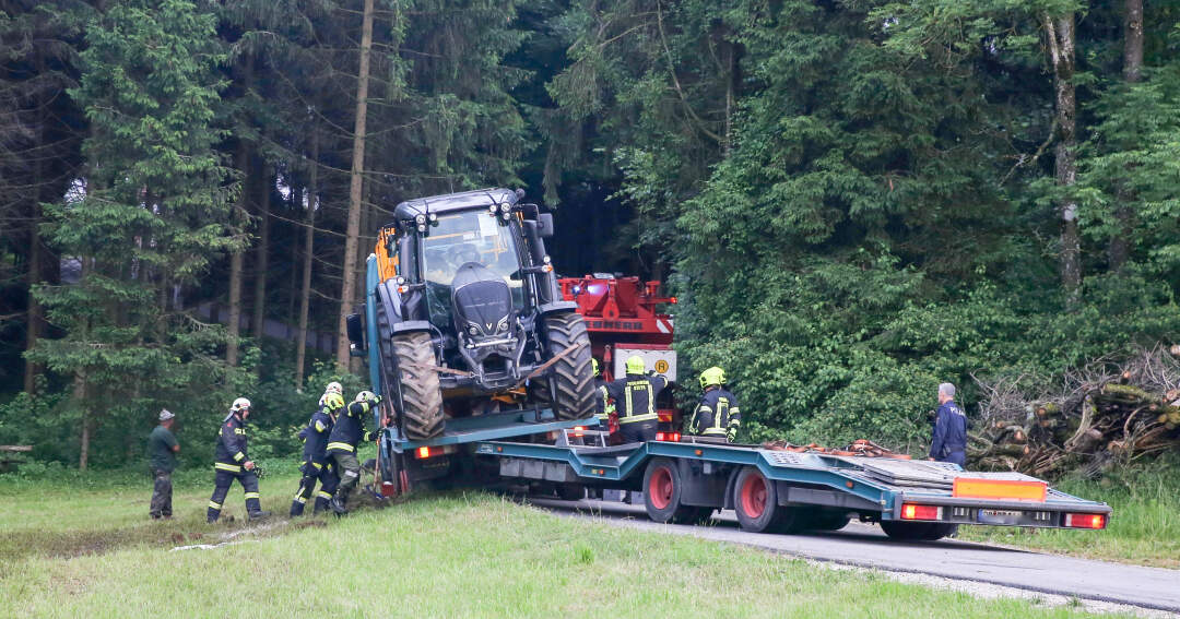 Titelbild: 40-Tonnen-Lkw rutschte von der Fahrbahn