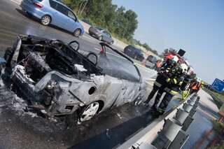 Cabrio geriet auf Westautobahn in Brand foke_kfz_brand_11.jpg