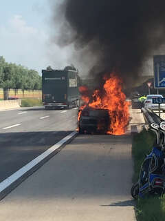 Cabrio geriet auf Westautobahn in Brand foke_kfz_brand_16.jpg