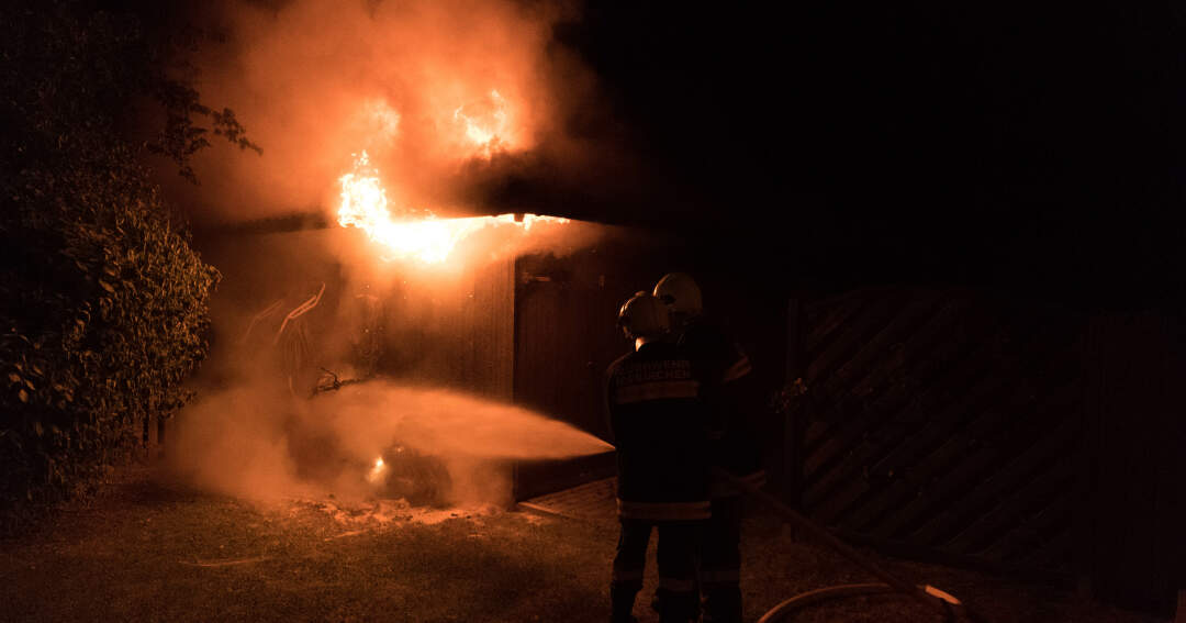 Titelbild: Mopedbrand - Flammen griffen auf Gartenhütte über