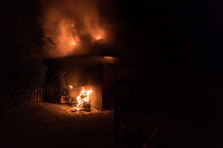 Mopedbrand - Flammen griffen auf Gartenhütte über foke-20160629-9040.jpg