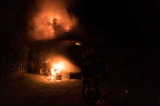 Mopedbrand - Flammen griffen auf Gartenhütte über foke-20160629-9045.jpg