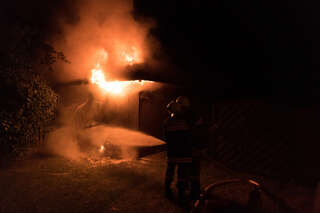 Mopedbrand - Flammen griffen auf Gartenhütte über foke-20160629-9047.jpg