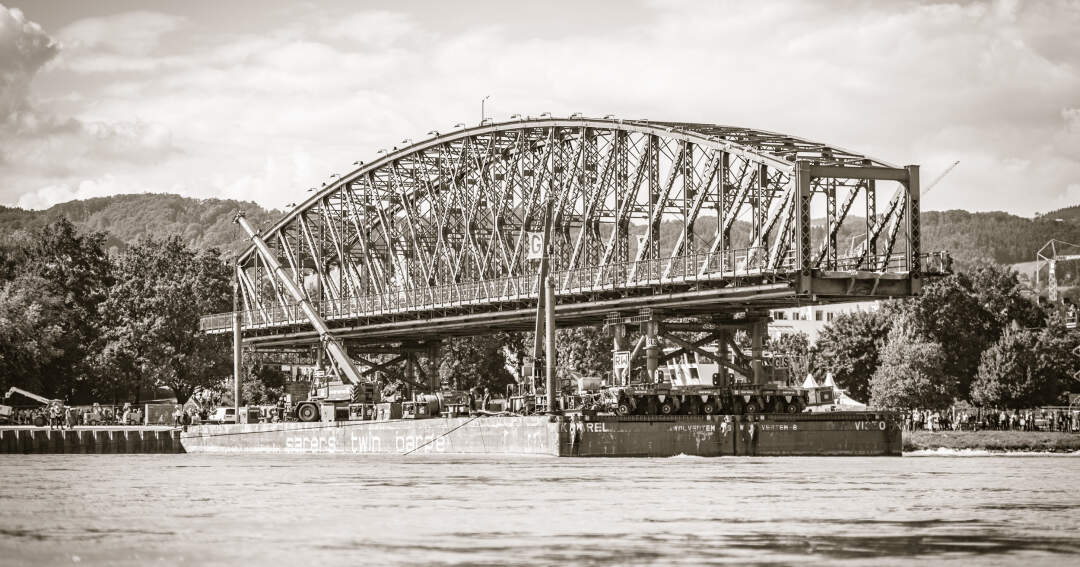 Titelbild: Erster Brückenbogen der Eisenbahnbrücke abmontiert