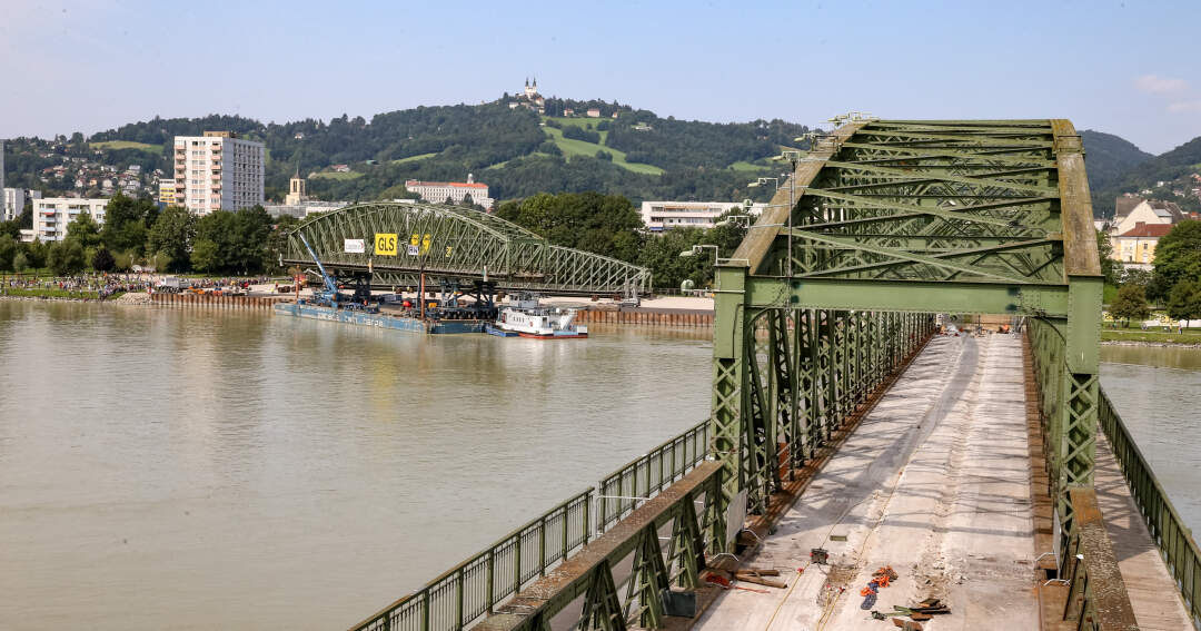 Titelbild: Eisenbahnbrücke - zweiter Bogen planmäßig ausgeschwommen