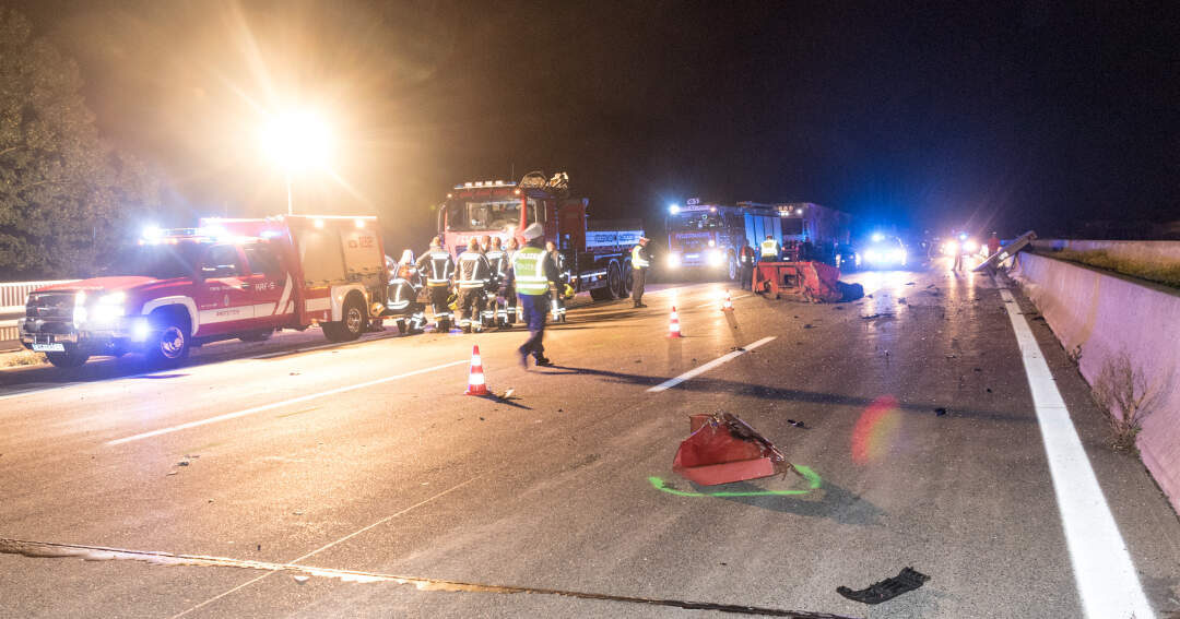 Titelbild: 16 jähriges Mädchen bei Unfall auf Autobahn gestorben
