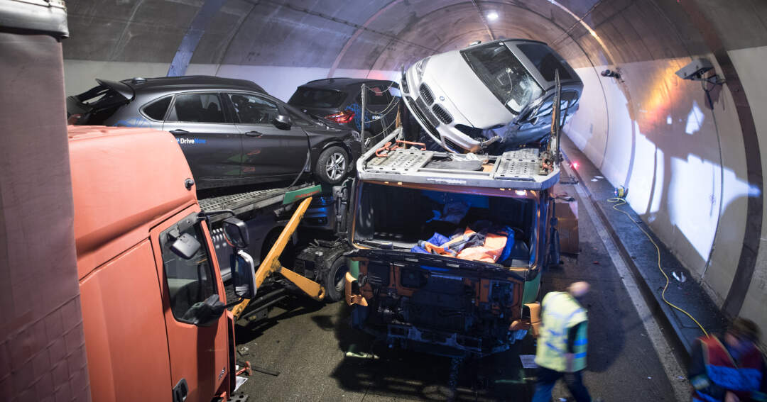 Titelbild: Tunnelsperre auf A9 nach Unfall mit mehreren Fahrzeugen
