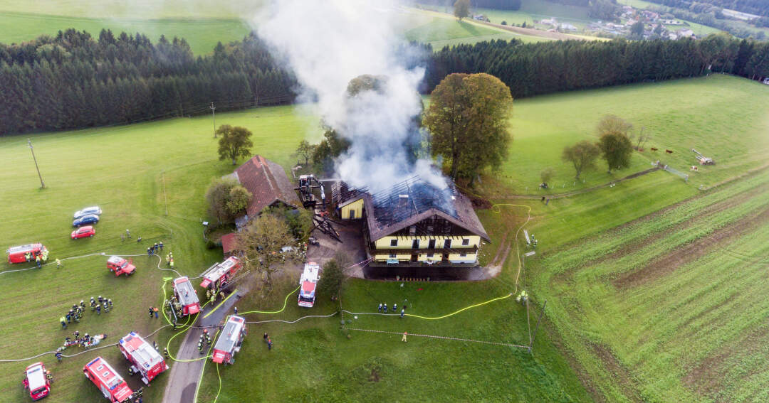 Titelbild: Großbrand auf Bauernhof - 175 Feuerwehrmänner im Einsatz