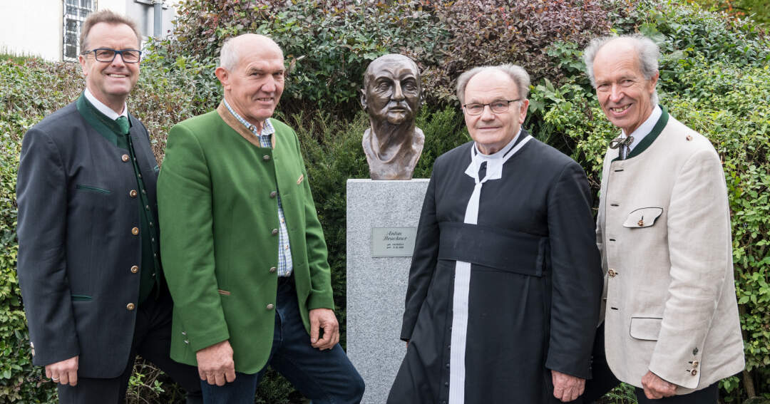 Titelbild: Neue Anton-Bruckner-Statue im Literaturgarten Sankt Florian feierlich enthüllt
