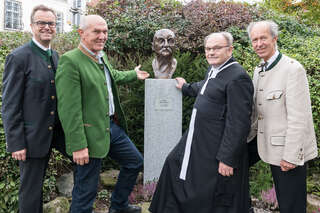 Neue Anton-Bruckner-Statue im Literaturgarten Sankt Florian feierlich enthüllt foke_20161009111142183-2.jpg