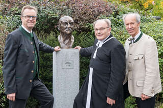 Neue Anton-Bruckner-Statue im Literaturgarten Sankt Florian feierlich enthüllt foke_20161009111153183.jpg