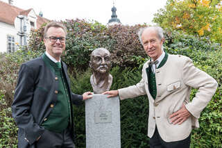 Neue Anton-Bruckner-Statue im Literaturgarten Sankt Florian feierlich enthüllt foke_20161009111223183.jpg
