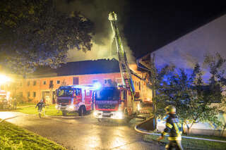 13 Feuerwehren bei Großbrand in Waldneukirchen im Einsatz foke_20161010225920189.jpg
