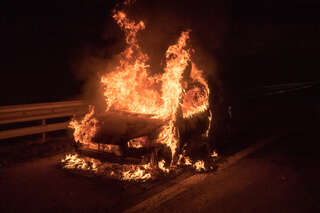 PKW auf Autobahn in Flammen aufgegangen foke_20161018214914198-2.jpg