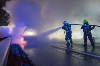 PKW auf Autobahn in Flammen aufgegangen foke_20161018215155198-2.jpg