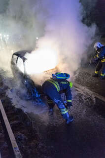 PKW auf Autobahn in Flammen aufgegangen foke_20161018215345198.jpg