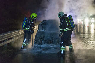 PKW auf Autobahn in Flammen aufgegangen foke_20161018215704198-2.jpg