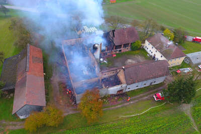 Großbrand bei Bauernhof: Kühe entlaufen DJI_0167.jpg