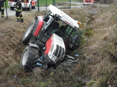 Traktor fiel in Überlaufbecken foke_20161105_152543.jpg