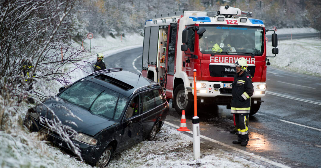 Titelbild: Schneeglätte - Fahrzeuglenker landet in Böschung