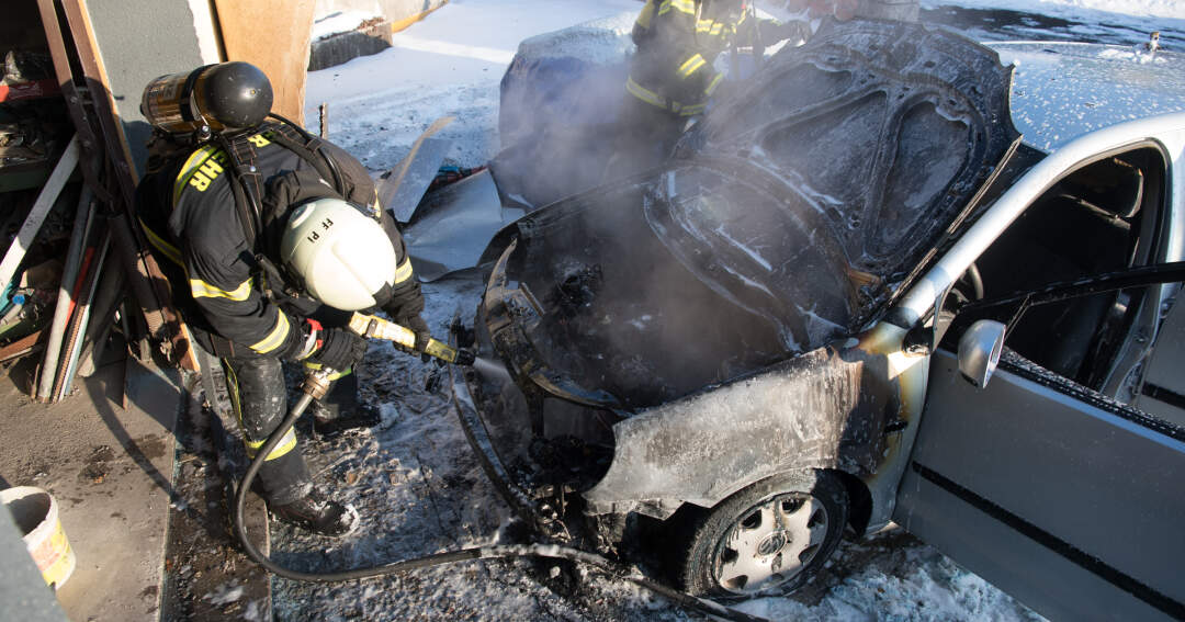 Titelbild: Auto ging neben Feuerwache in Flammen auf