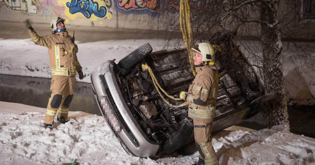 Titelbild: Spektakulärer Unfall wegen winterlichen Fahrbahnverhältnissen