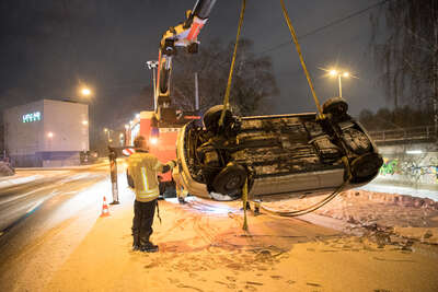 Spektakulärer Unfall wegen winterlichen Fahrbahnverhältnissen foke_20170115_183808.jpg