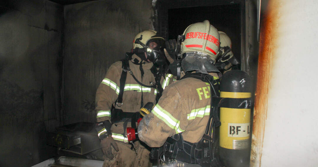 Titelbild: Brand: Bub sprang aus zweitem Stock