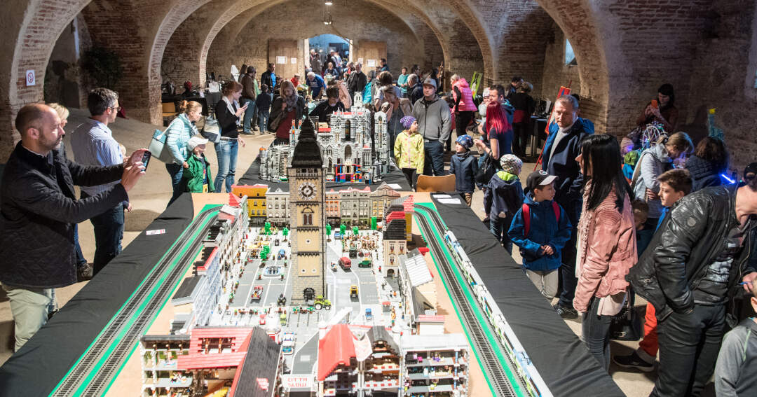 Titelbild: Besucheransturm auf LEGO-Ausstellung im Stift St. Florian