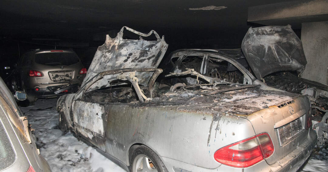 Titelbild: Brandstiftungen in der Tiefgarage - Sechs geparkte Autos brannten aus