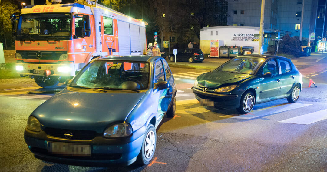 Titelbild: Verkehrsunfall mit Menschenrettung in Linz