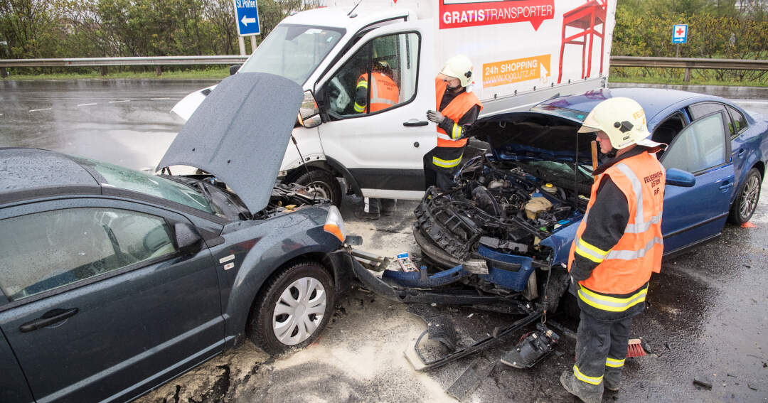 Titelbild: Drei Autos bei Unfall schwer beschädigt