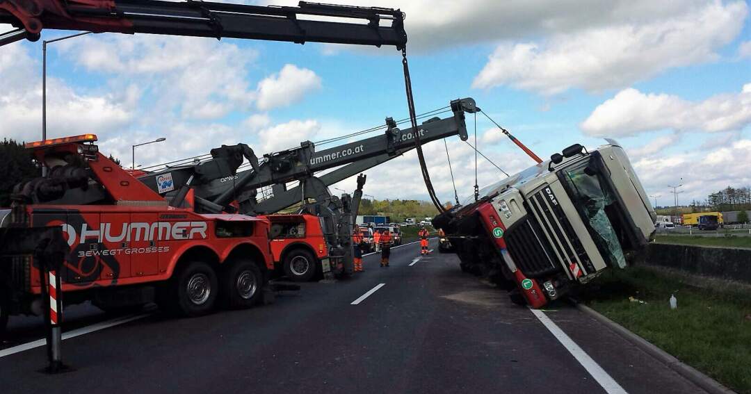 Silo-LKW auf Autobahn umgestürzt
