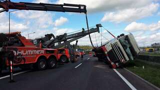 Silo-LKW auf Autobahn umgestürzt a8_hummer_04.jpg